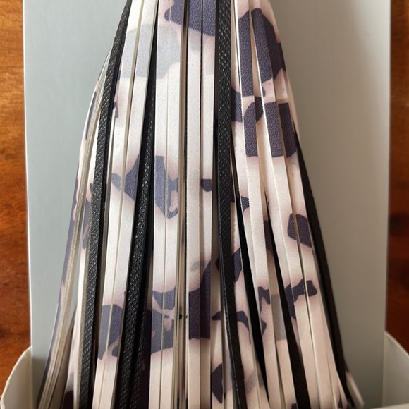 🆕 NWT Heyday Tassel Charging Cable Made For iPhone or iPad - Picture 4 of 4